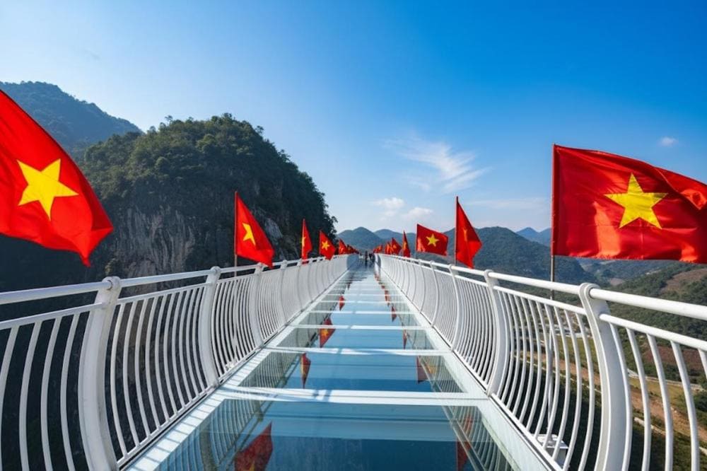 Cận cảnh mặt k&iacute;nh cường lực tại cầu k&iacute;nh Bạch Long